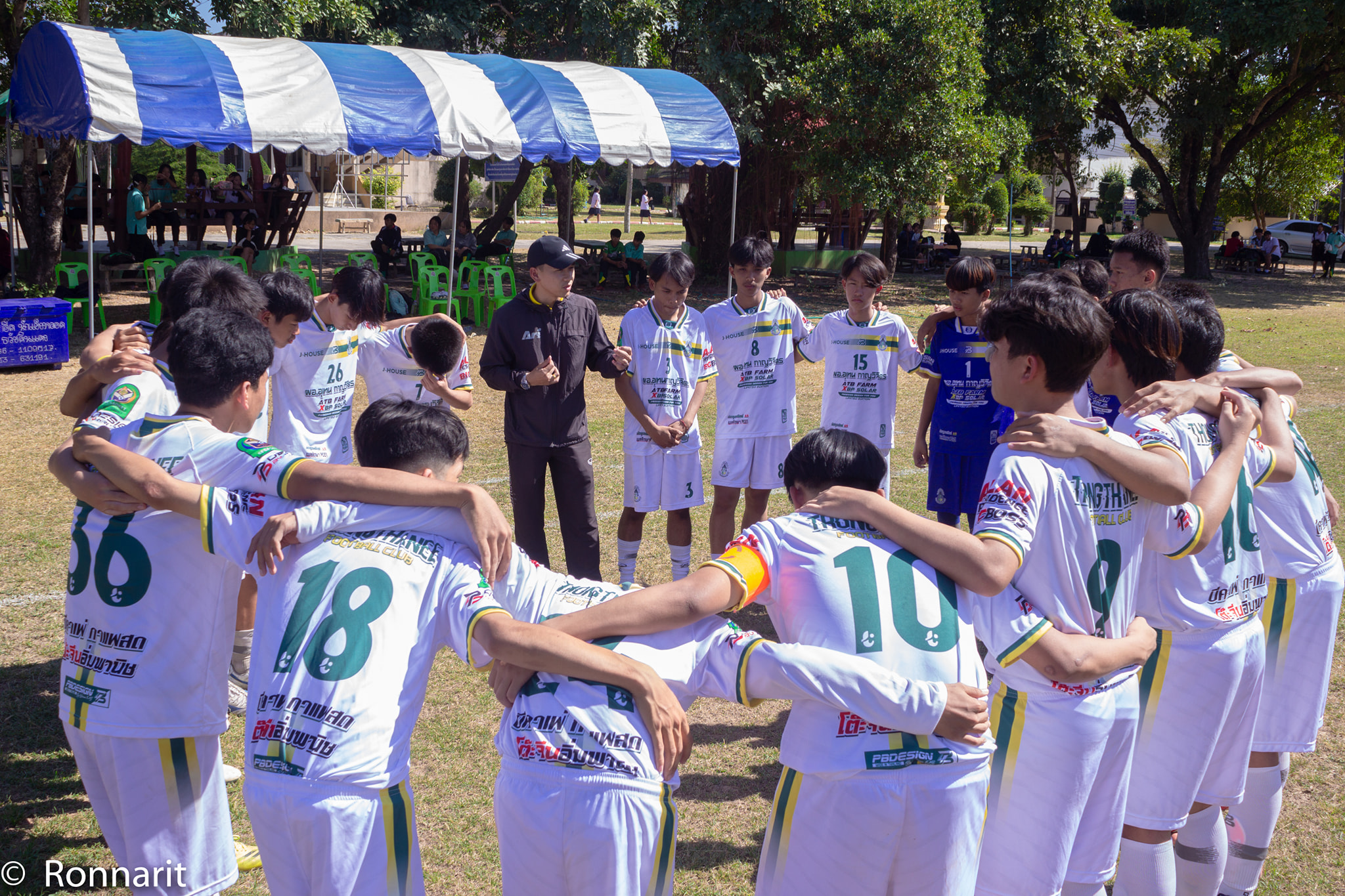 อาจเป็นรูปภาพของ 6 คน, ผู้คนกำลังเล่นฟุตบอล, ผู้คนกำลังเล่นฟุตบอล และ ข้อความ
