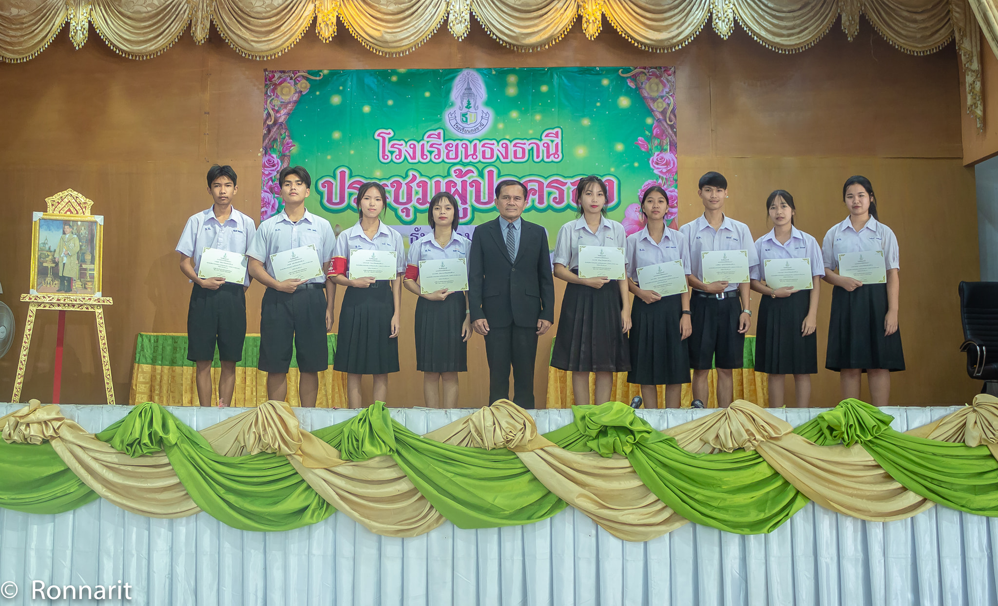 อาจเป็นรูปภาพของ 10 คน, แท่นบรรยาย และ ข้อความ
