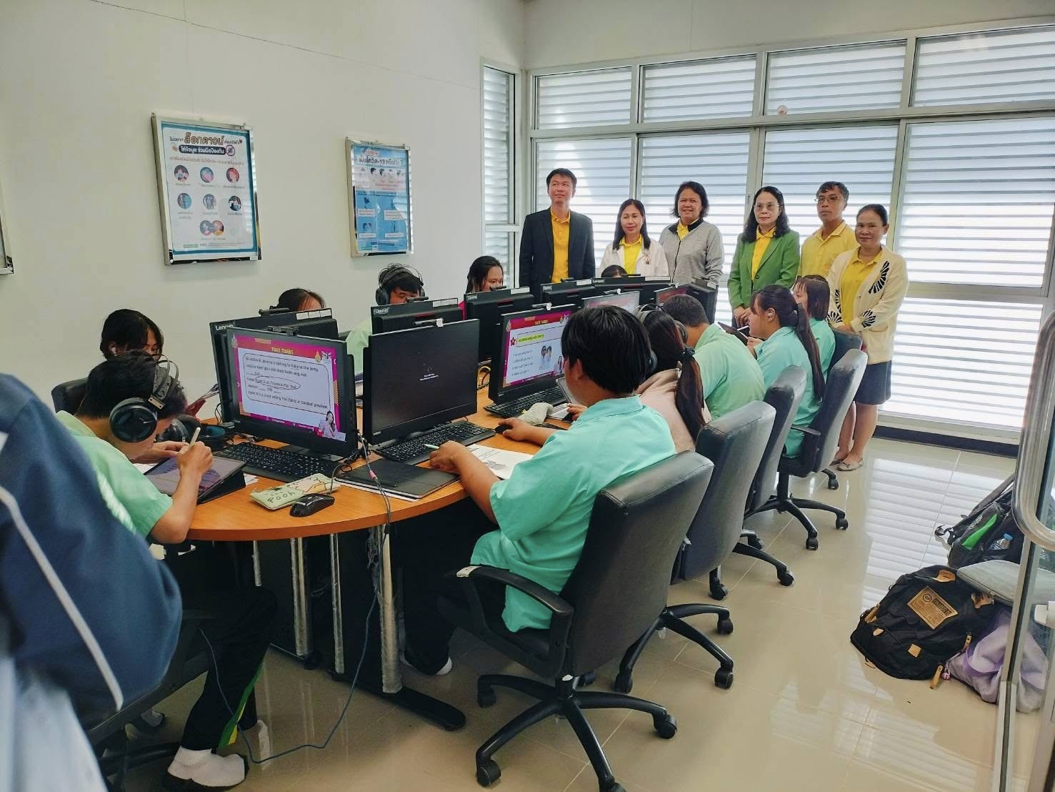 อาจเป็นรูปภาพของ 13 คน, ผู้คนกำลังอ่านหนังสือ, โรงพยาบาล และ ข้อความ