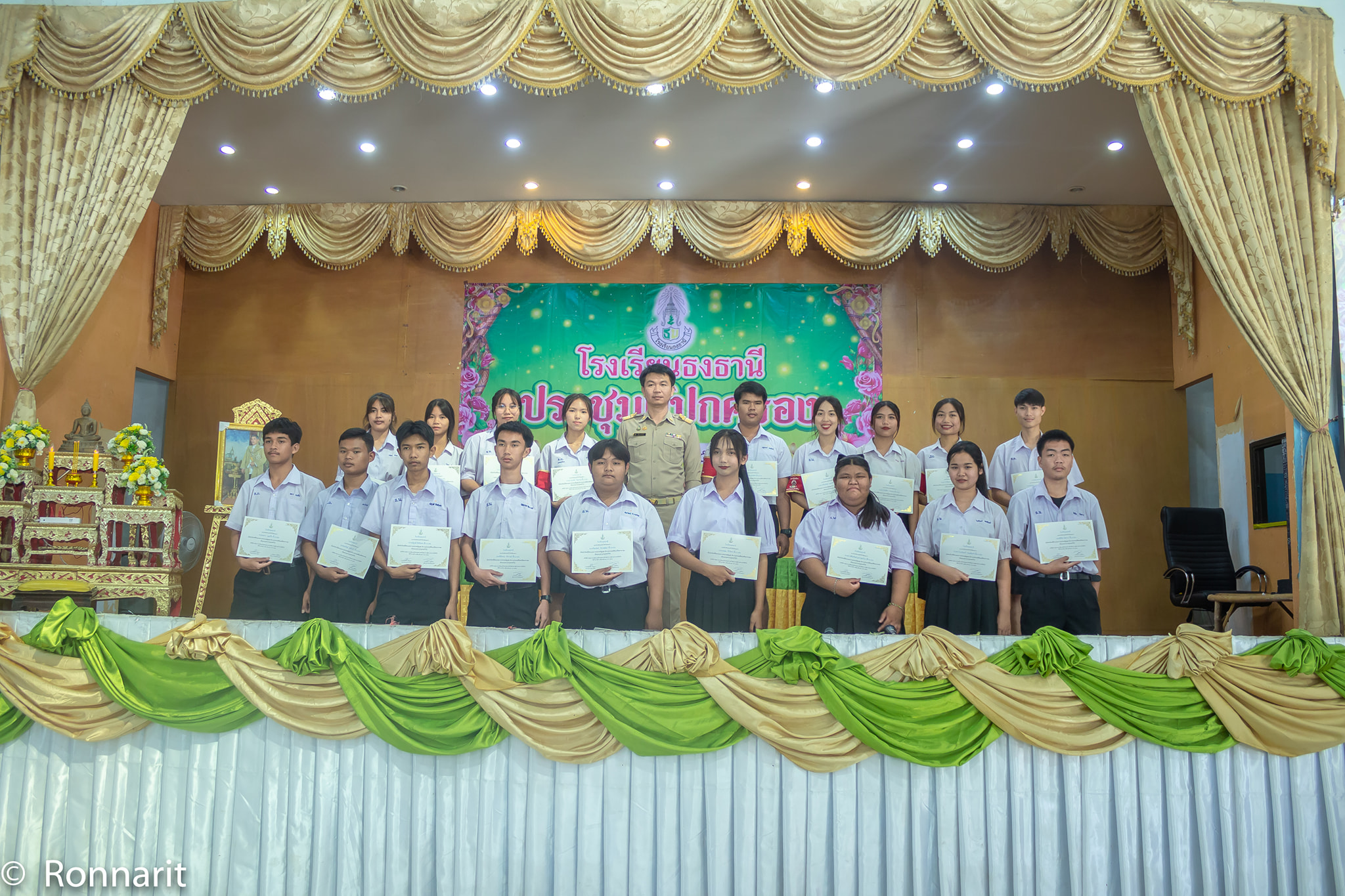 อาจเป็นรูปภาพของ 9 คน, แท่นบรรยาย และ ข้อความ