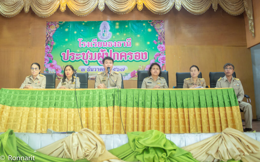 อาจเป็นรูปภาพของ 6 คน, แท่นบรรยาย และ ข้อความ