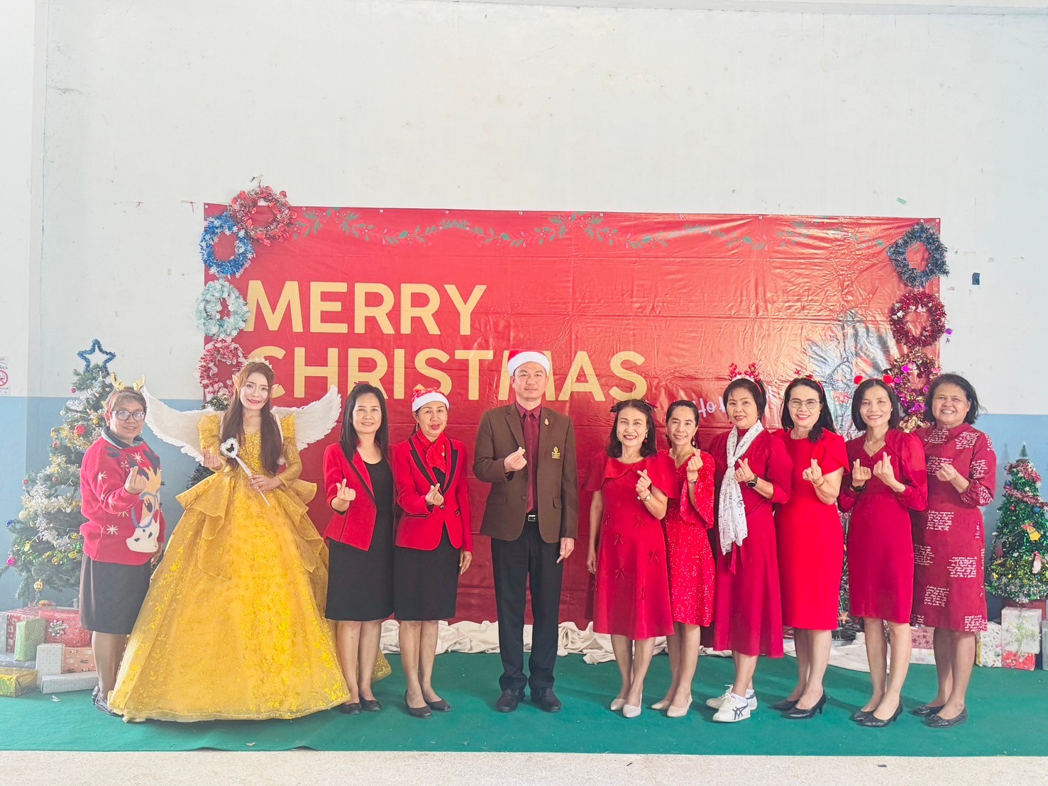 อาจเป็นรูปภาพของ 11 คน, ต้นคริสต์มาส และ ข้อความ