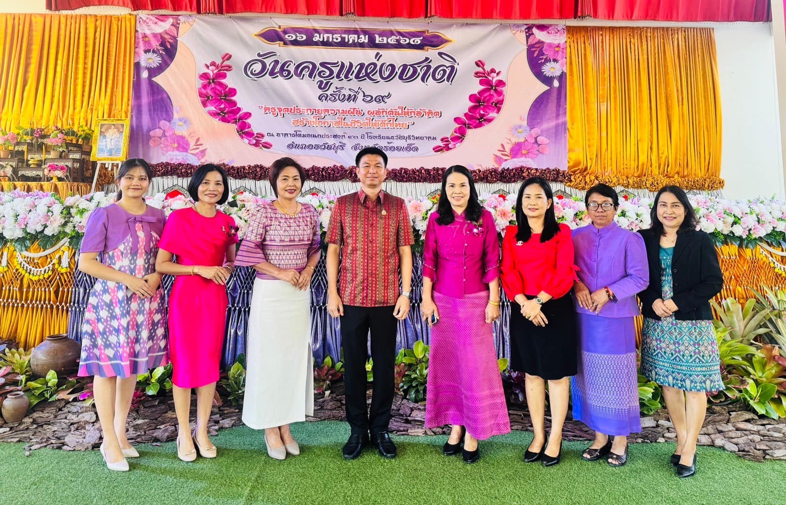 อาจเป็นรูปภาพของ 8 คน และ ข้อความ
