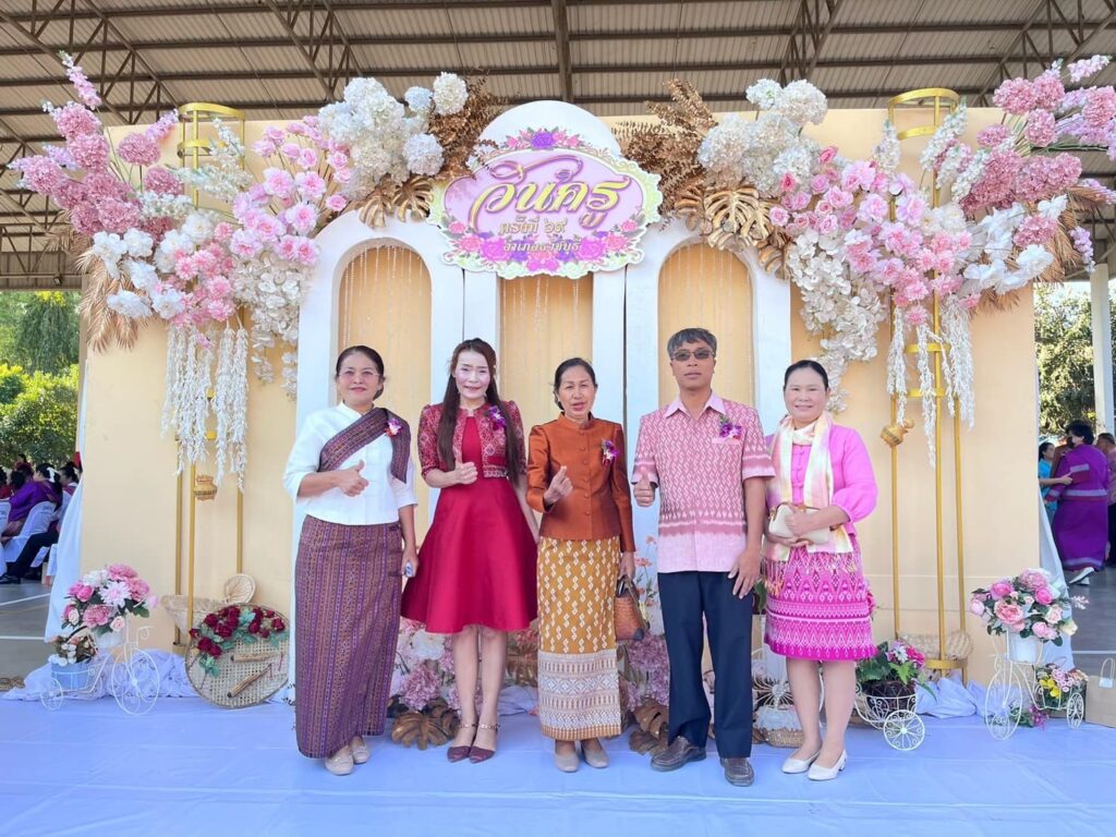 อาจเป็นรูปภาพของ 7 คน, แท่นบรรยาย และ ข้อความ